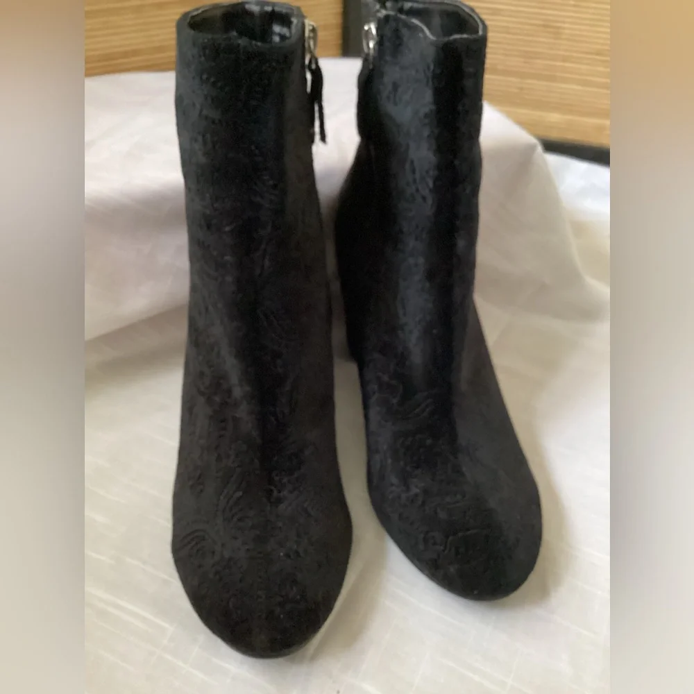 DIBA paisley embossed velvet ankle boots Sz 9.5 black EUC Danica boot
